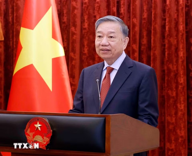 Tổng Bí thư, Chủ tịch nước Tô Lâm trao quyết định thăng quân hàm Thượng tướng cho Thứ trưởng Bộ Công an Đặng Hồng Đức- Ảnh 2.