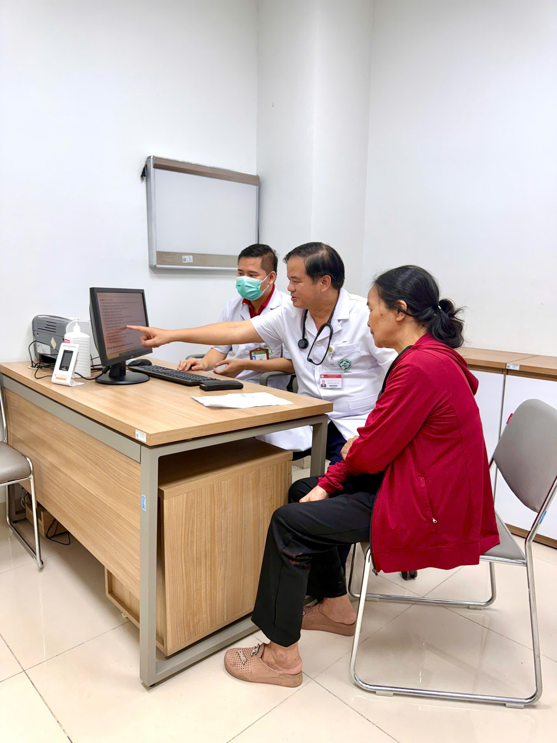 Từ trái tim người thầy thuốc: Hành trình tri ân của Bệnh viện Bạch Mai ở Cố đô Ninh Bình- Ảnh 2.