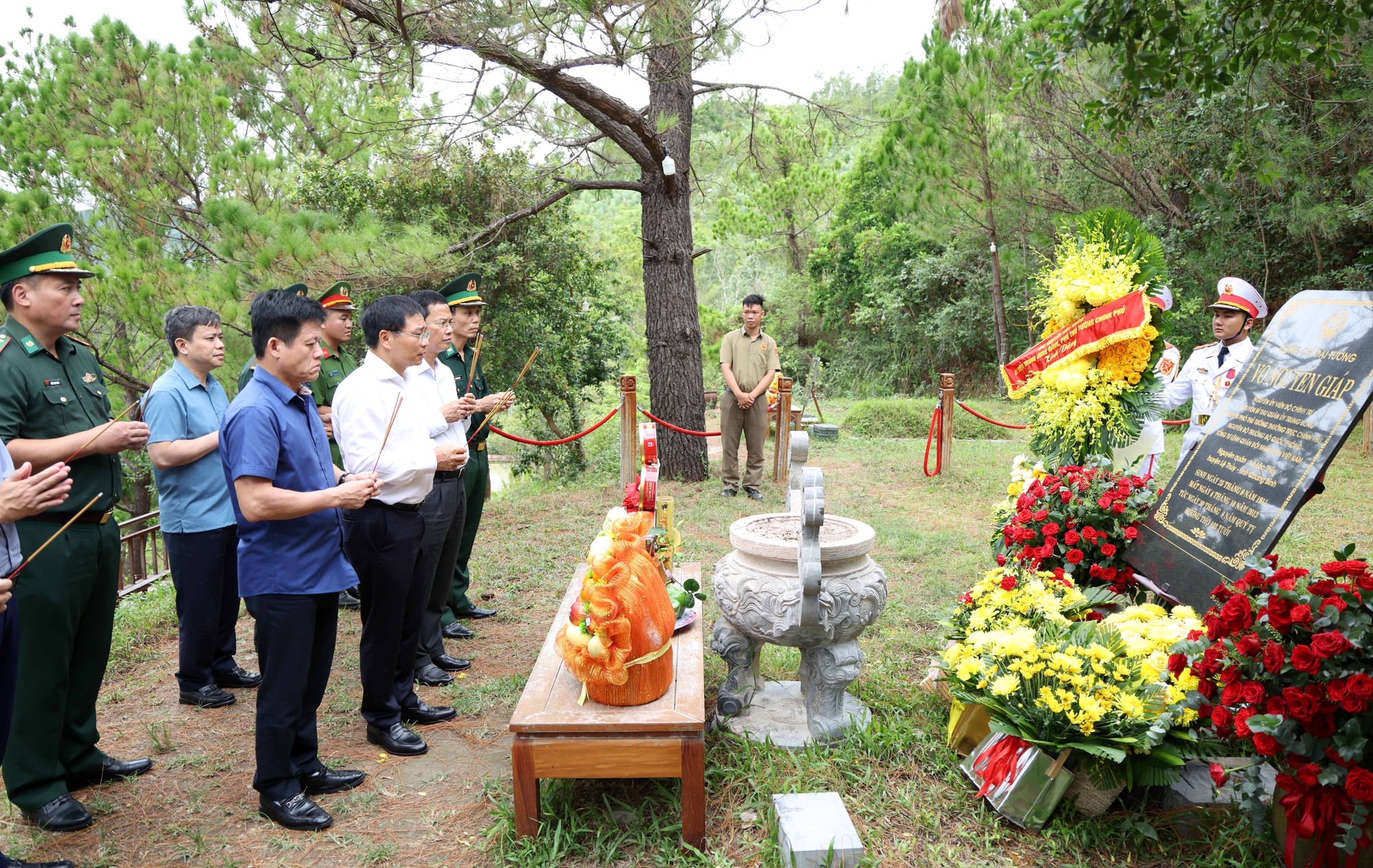 Phó Thủ tướng Nguyễn Văn Thắng tri ân các anh hùng liệt sĩ tại những 'địa chỉ đỏ' miền Trung- Ảnh 7.