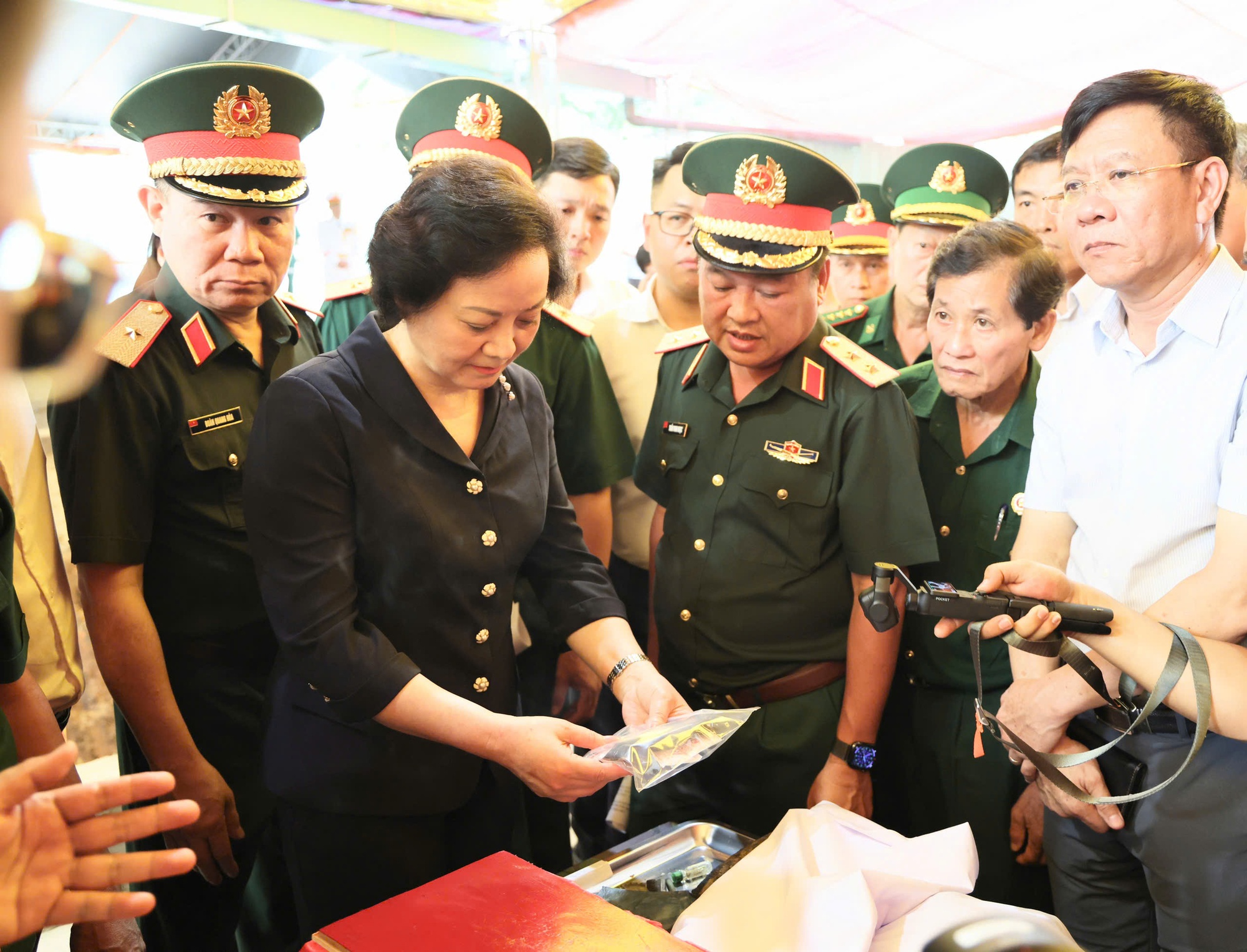 Phó Thủ tướng Phạm Thị Thanh Trà kiểm tra công tác chuẩn bị Lễ triển khai tìm kiếm, quy tập hài cốt liệt sĩ tại Công viên Lê Thị Riêng- Ảnh 4.