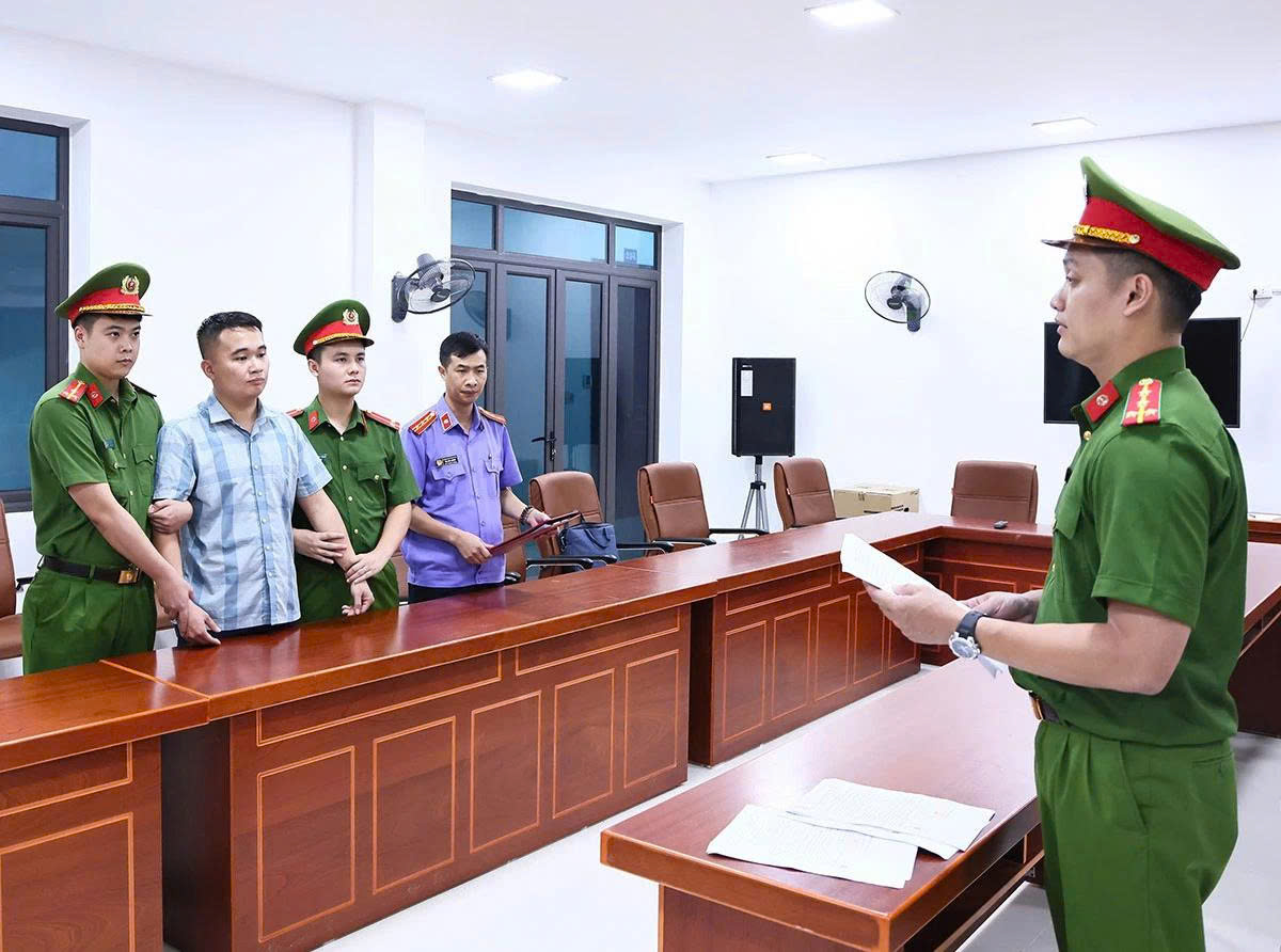 NÓNG: Giữ khẩn cấp một giáo viên Trường THPT chuyên Tuyên Quang- Ảnh 1.