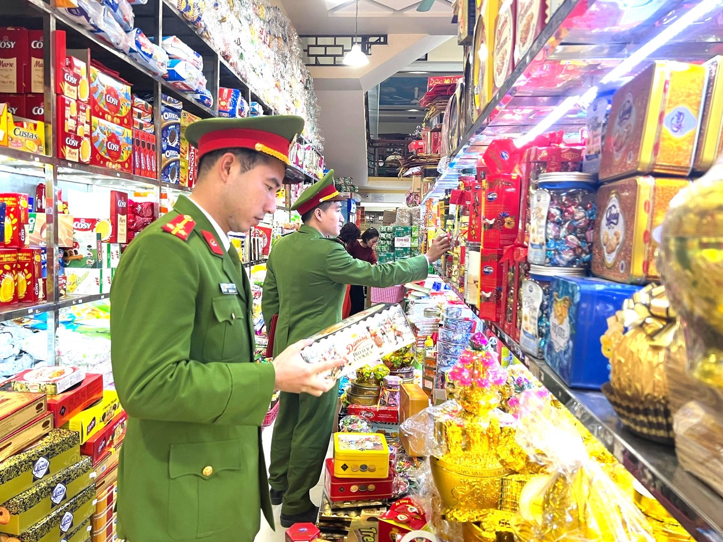 Đấu tranh chống buôn lậu, hàng giả và xâm phạm sở hữu trí tuệ- Ảnh 2.