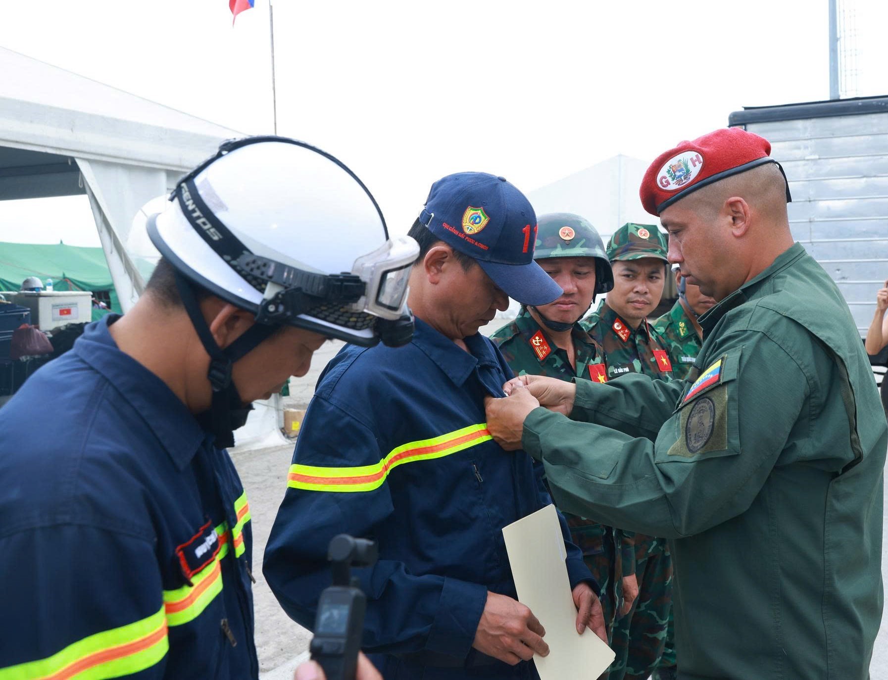 Đoàn cứu nạn, cứu hộ Việt Nam nhận Huy chương 'Anh hùng Venezuela'- Ảnh 1.