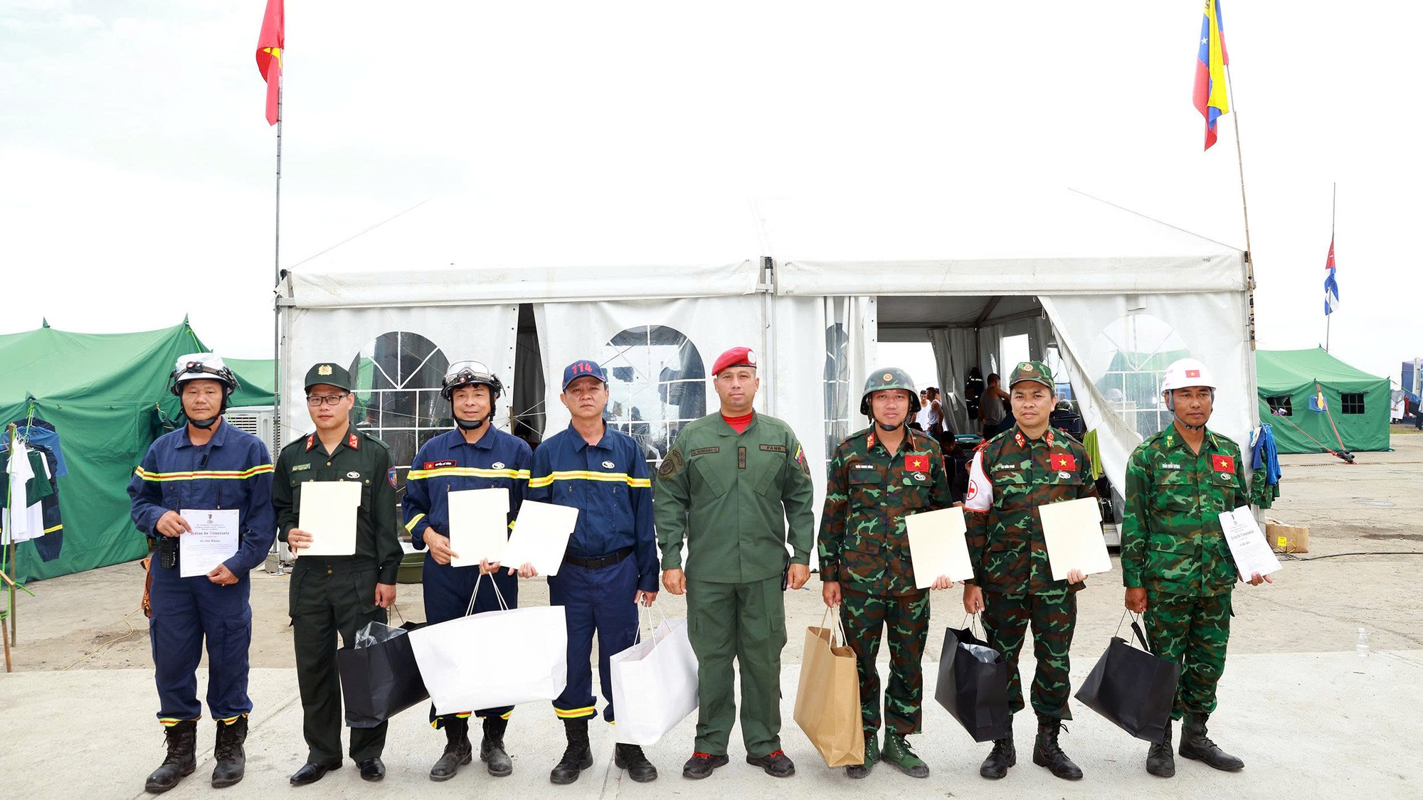 Đoàn cứu nạn, cứu hộ Việt Nam nhận Huy chương 'Anh hùng Venezuela'- Ảnh 2.