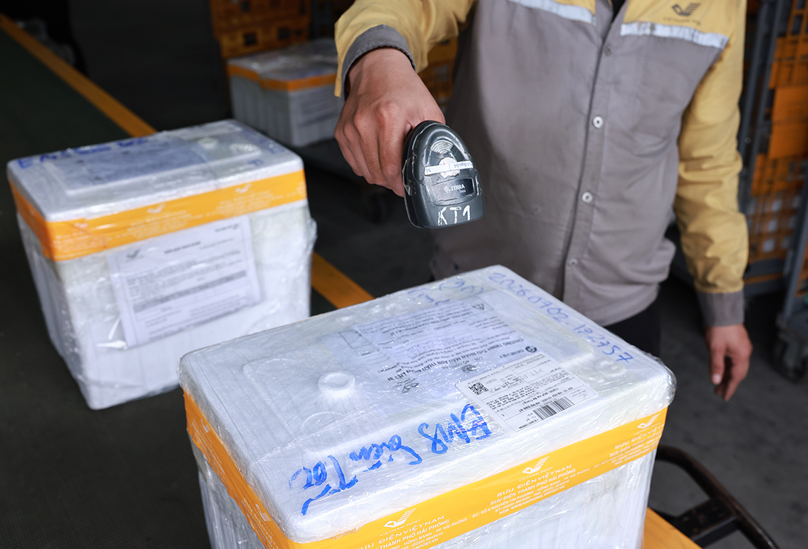 Giao nhiệm vụ vận chuyển mẫu sinh phẩm ADN trong chiến dịch 500 ngày đêm cho Bưu điện Việt Nam- Ảnh 2.