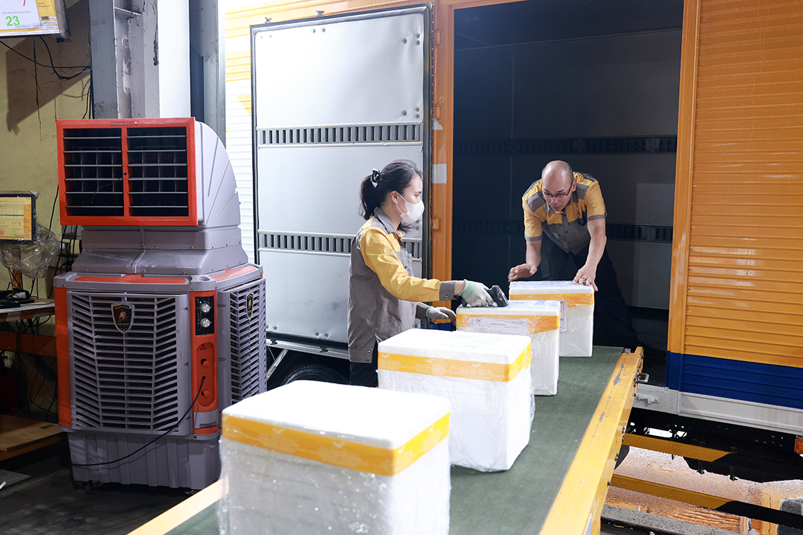 Giao nhiệm vụ vận chuyển mẫu sinh phẩm ADN trong chiến dịch 500 ngày đêm cho Bưu điện Việt Nam- Ảnh 1.