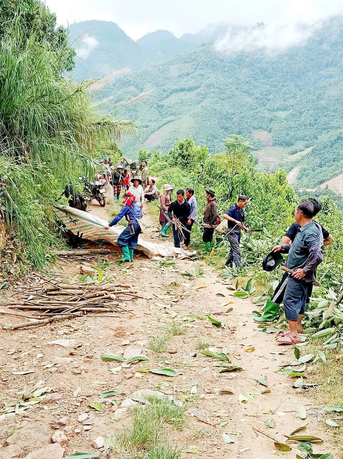 Đồng bào vùng cao: Hiến đất, chặt cây, mở lối để làm đường- Ảnh 11.