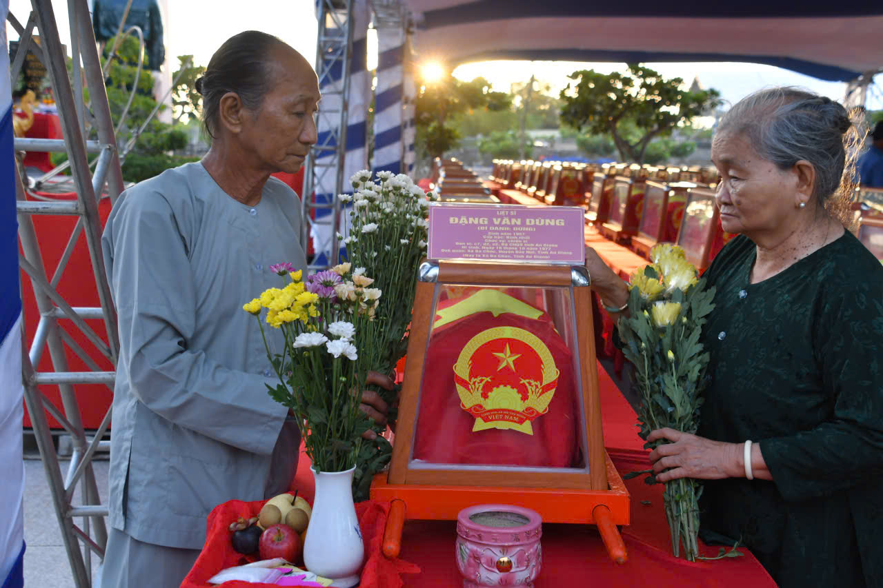 Phó Chủ tịch nước dự lễ an táng 235 hài cốt liệt sĩ tại Nghĩa trang liệt sĩ Dốc Bà Đắc- Ảnh 3.