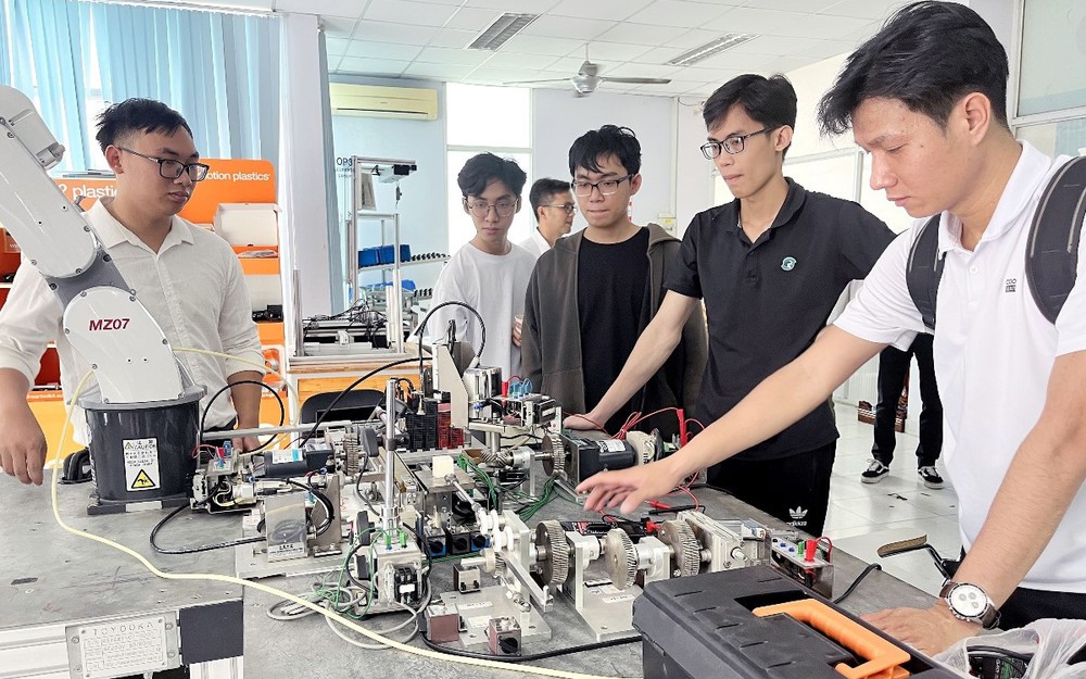Hoàn thiện cơ chế triển khai học bổng cho người học ngành công nghệ chiến lược