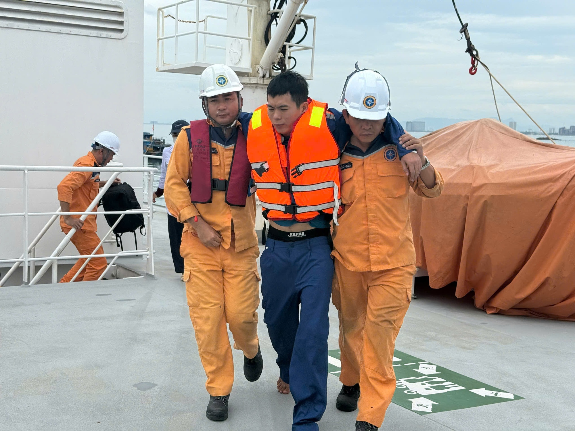 Cứu sống 2 người trong nhóm du khách gặp nạn khi tham quan Mũi Nghê, Đà Nẵng- Ảnh 2.