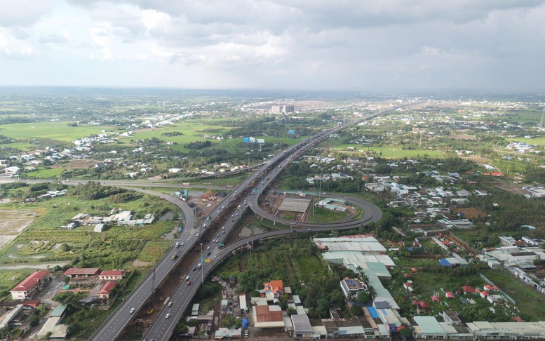 Đẩy nhanh tiến độ các dự án đường bộ cao tốc khu vực Đông Nam Bộ và Tây Nam Bộ