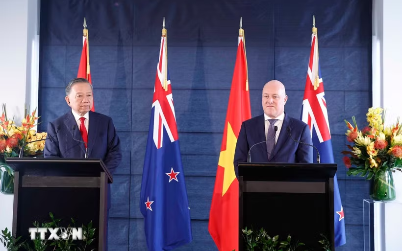 Tổng Bí thư, Chủ tịch nước Tô Lâm và Thủ tướng New Zealand gặp gỡ báo chí và chứng kiến trao các văn kiện hợp tác
