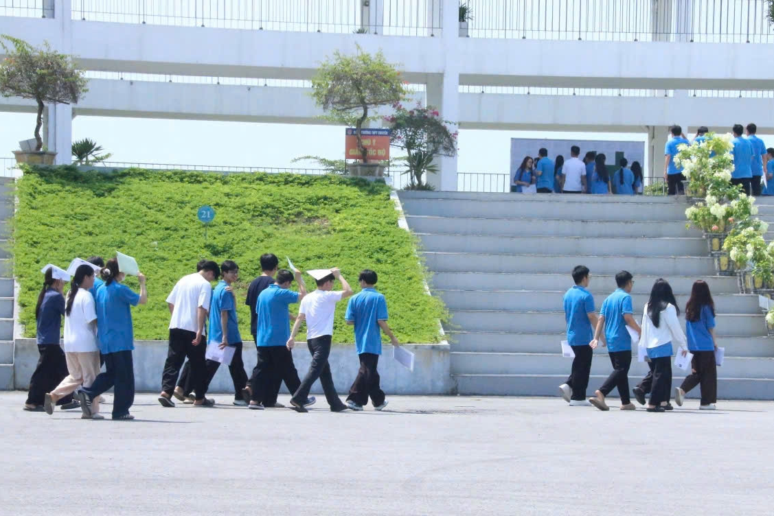 323 thí sinh làm thủ tục thi lại tại Trường THPT Chuyên Tuyên Quang- Ảnh 1.