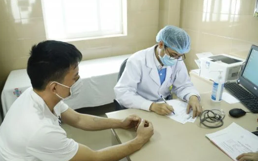 Bác sĩ hợp đồng không thuộc diện chuyển xếp lương theo Nghị quyết 261