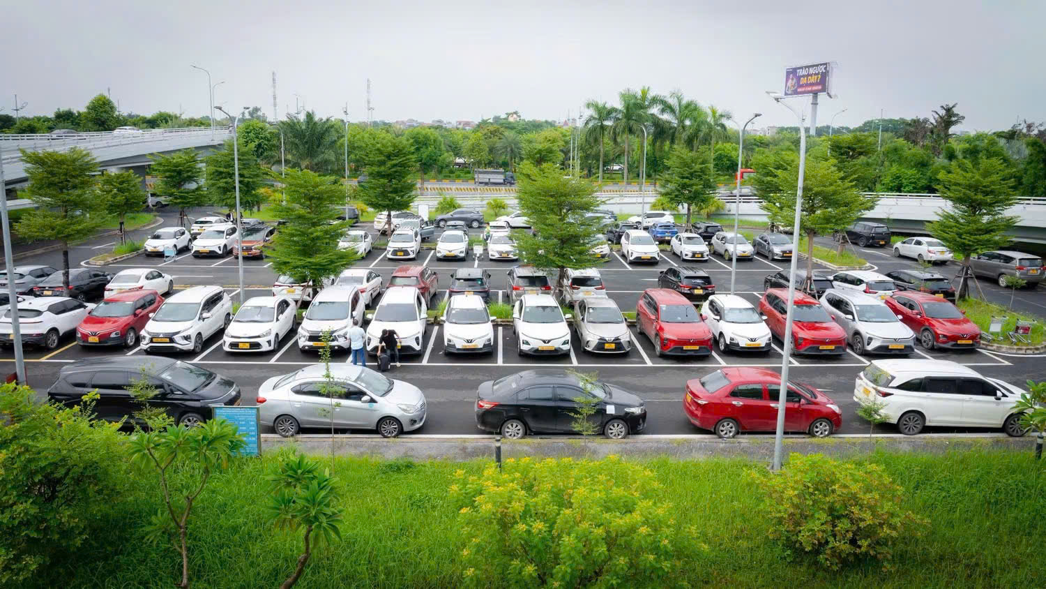 Sau 2 tuần lập lại trật tự ở sân bay Nội Bài: Trật tự hơn, thuận tiện hơn cho người dân- Ảnh 5.