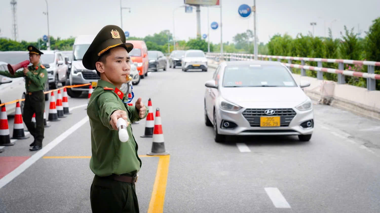 Sau 2 tuần lập lại trật tự ở sân bay Nội Bài: Trật tự hơn, thuận tiện hơn cho người dân- Ảnh 2.