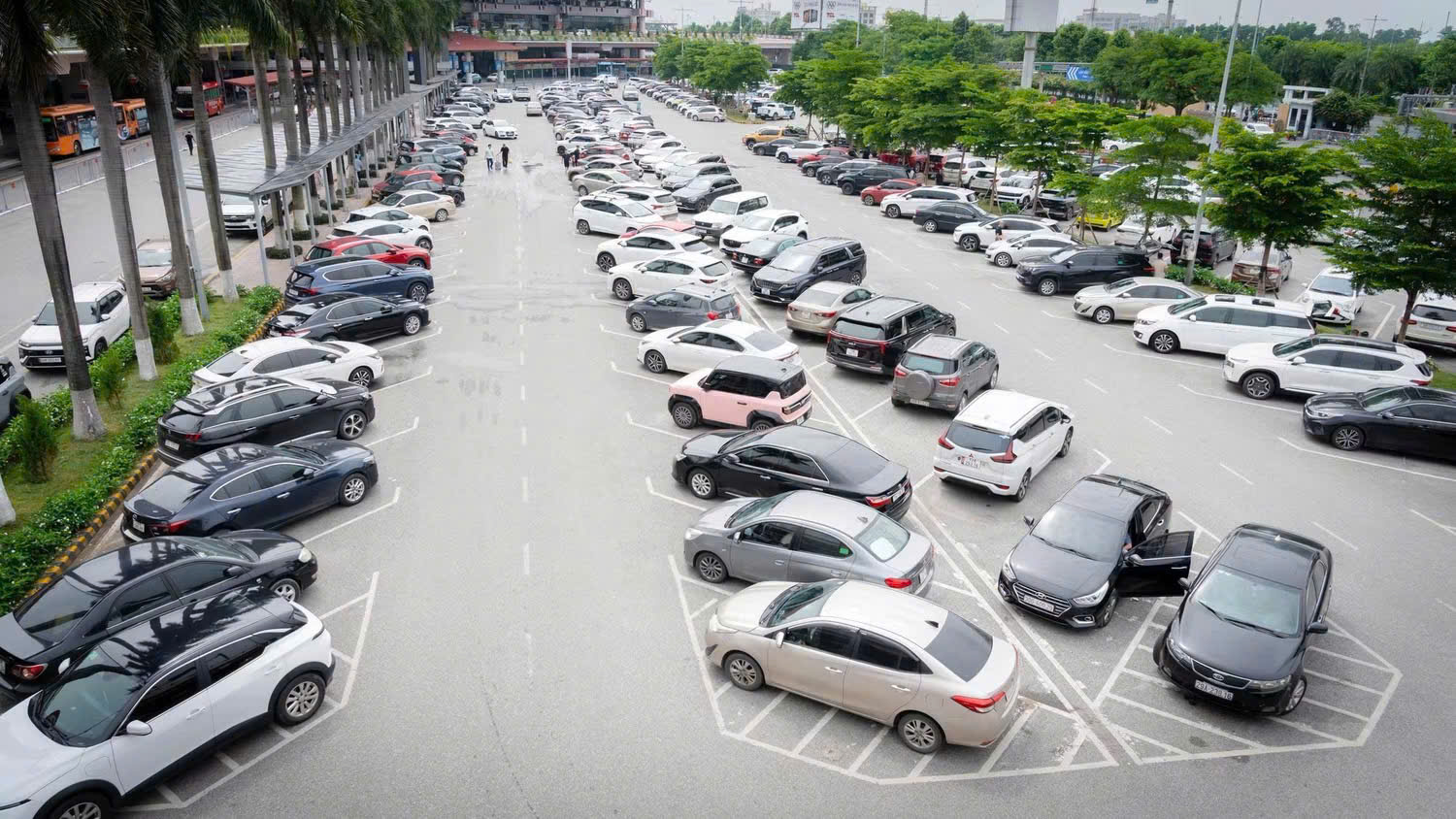 Sau 2 tuần lập lại trật tự ở sân bay Nội Bài: Trật tự hơn, thuận tiện hơn cho người dân- Ảnh 4.
