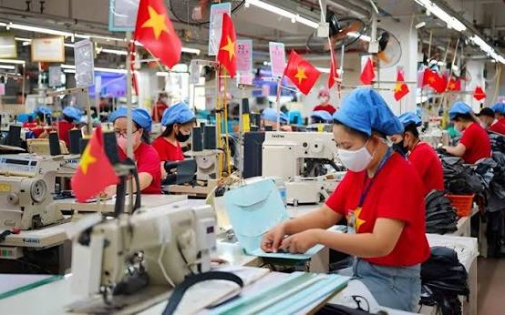 Đi làm vào ngày nghỉ bù, tính lương thêm giờ thế nào?