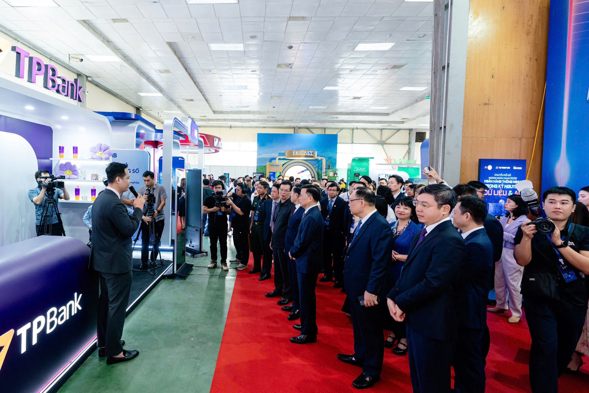 Thống đốc NHNN nêu nhiệm vụ cho ngân hàng trong kỷ nguyên AI- Ảnh 4.