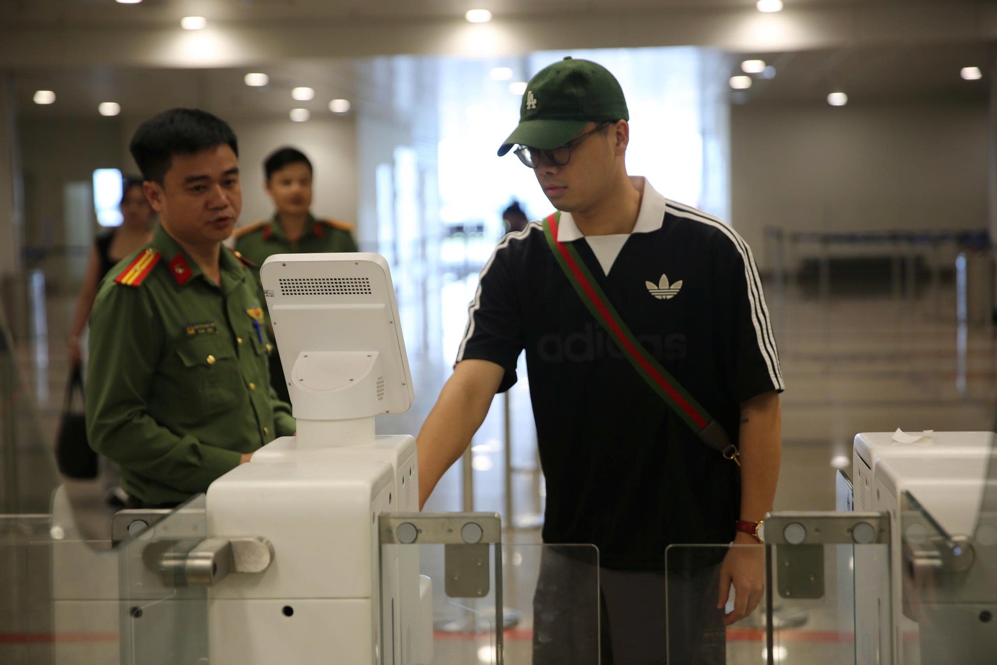 Công nghệ thay đổi trải nghiệm xuất nhập cảnh tại cửa ngõ Nội Bài- Ảnh 7.