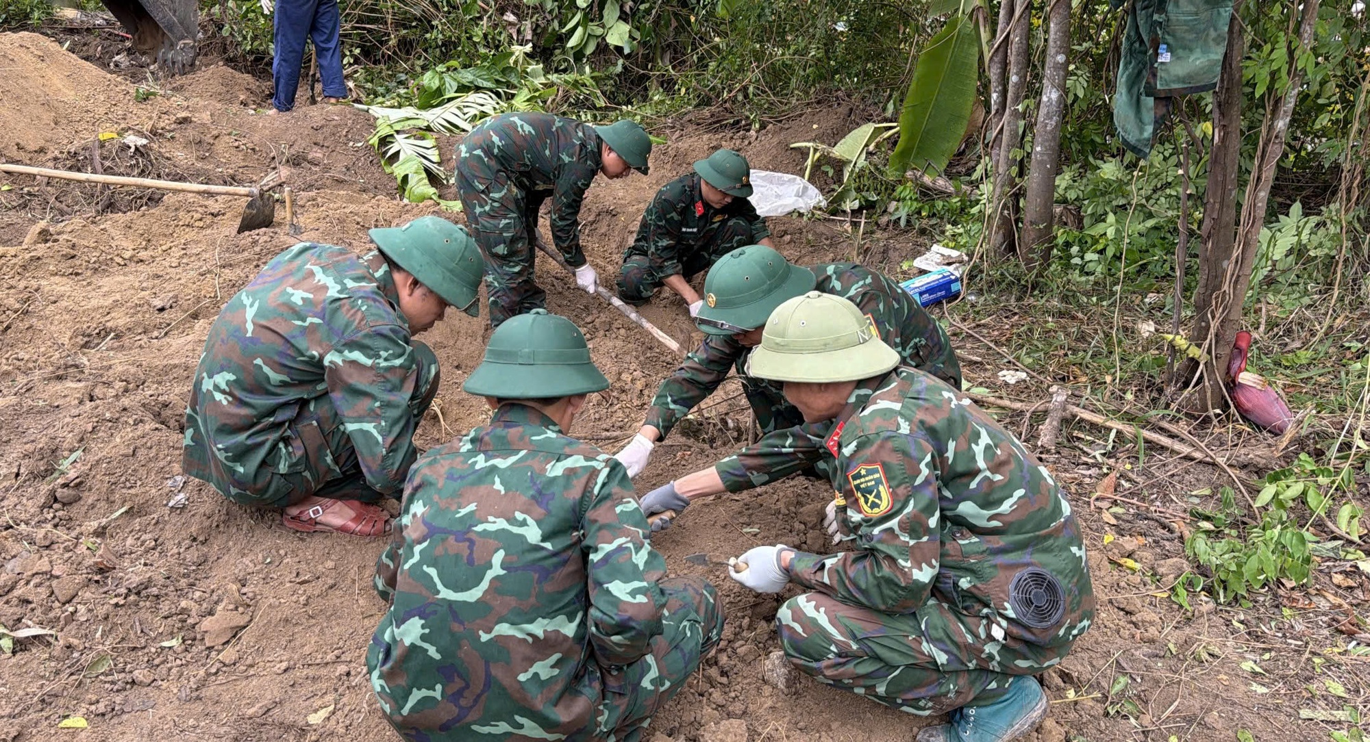Đà Nẵng: Phát hiện nhiều di vật đầy xúc động trong mộ liệt sĩ vô danh- Ảnh 3.