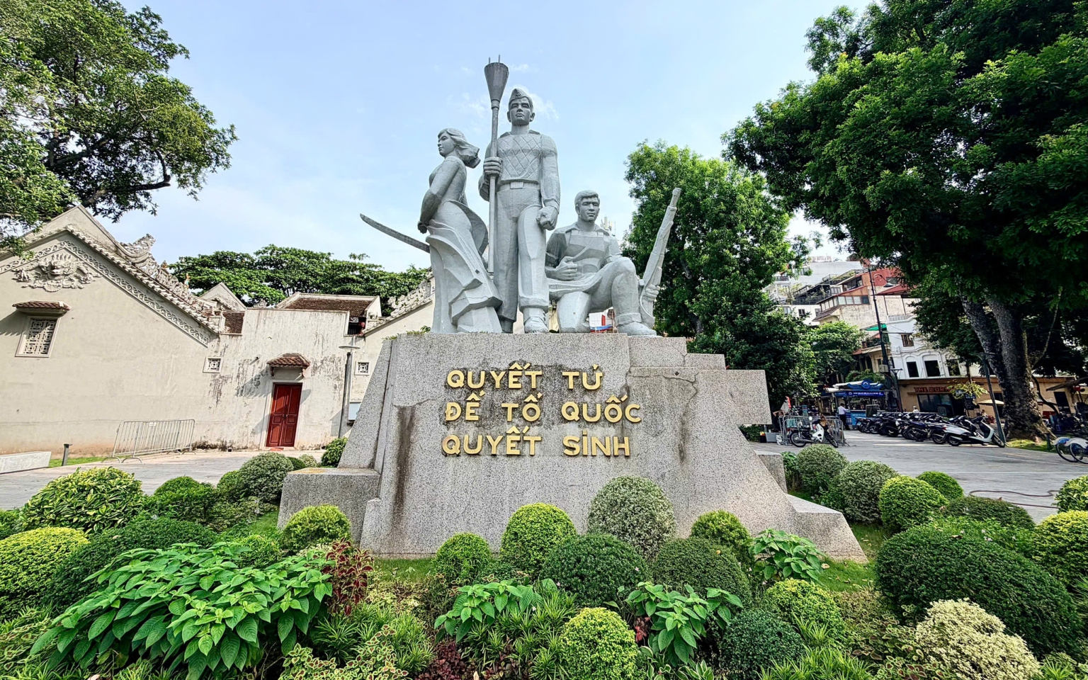 Tượng đài và tinh thần 'Quyết tử để Tổ quốc quyết sinh' luôn là biểu tượng đặc biệt của Thủ đô