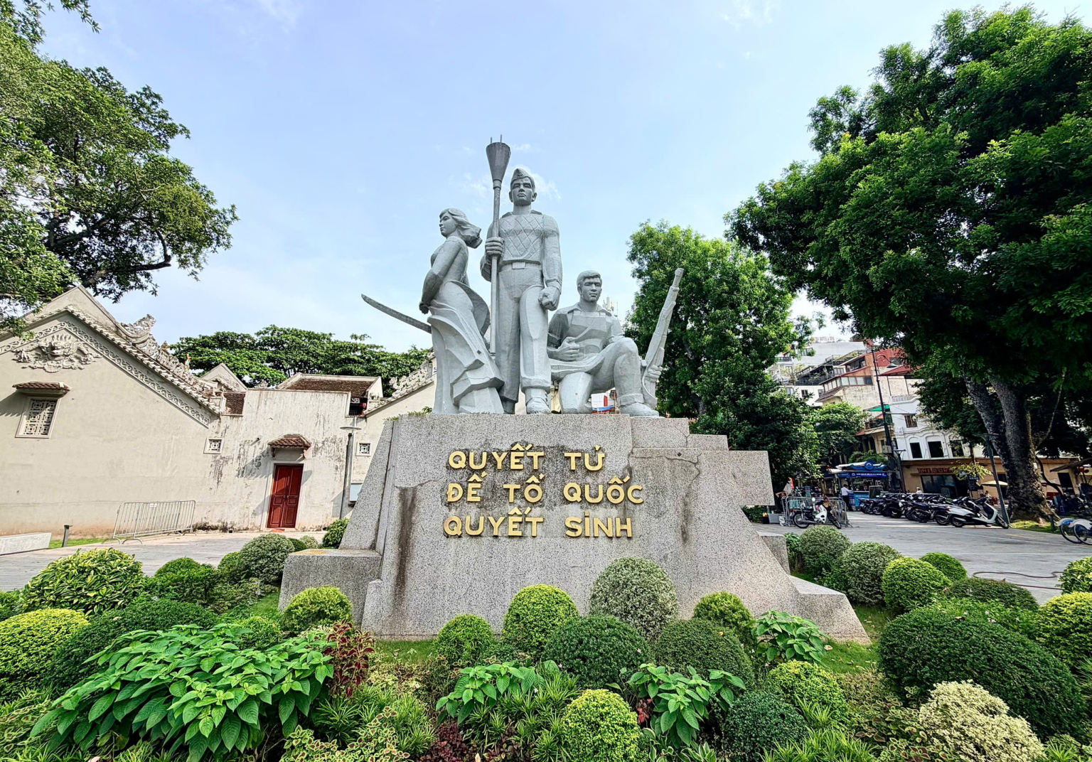 Tượng đài và tinh thần 'Quyết tử để Tổ quốc quyết sinh' luôn là biểu tượng đặc biệt của Thủ đô

- Ảnh 1.