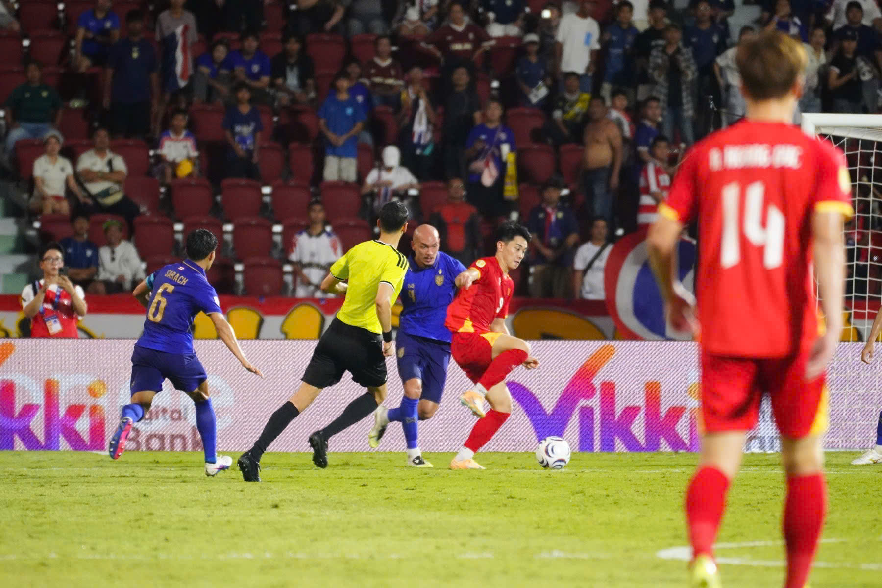 Vietjet và Vikki ‘tiếp lửa’ – Sắc đỏ rực khán đài, Việt Nam thắng thuyết phục Thái Lan 2-0- Ảnh 1.
