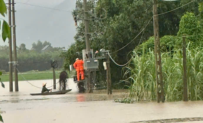 Khôi phục cấp điện cho gần 44% khách hàng bị ảnh hưởng do bão số 4- Ảnh 1.