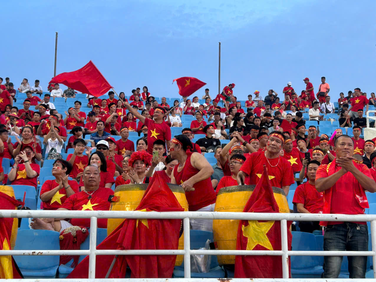 Mỹ Đình 'rực đỏ' trước giờ bóng lăn chung kết Asean Cup 2026- Ảnh 6.