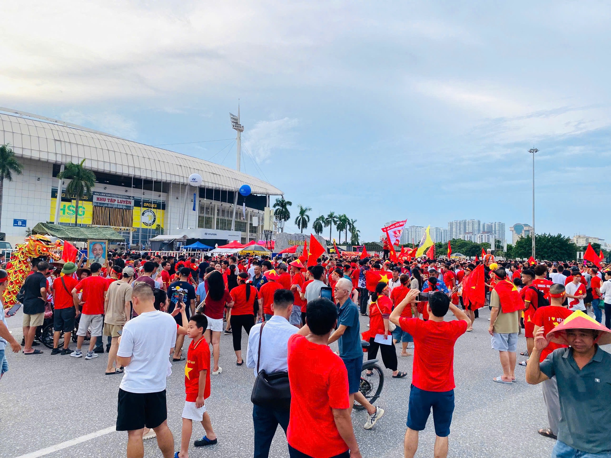 Mỹ Đình 'rực đỏ' trước giờ bóng lăn chung kết Asean Cup 2026- Ảnh 2.