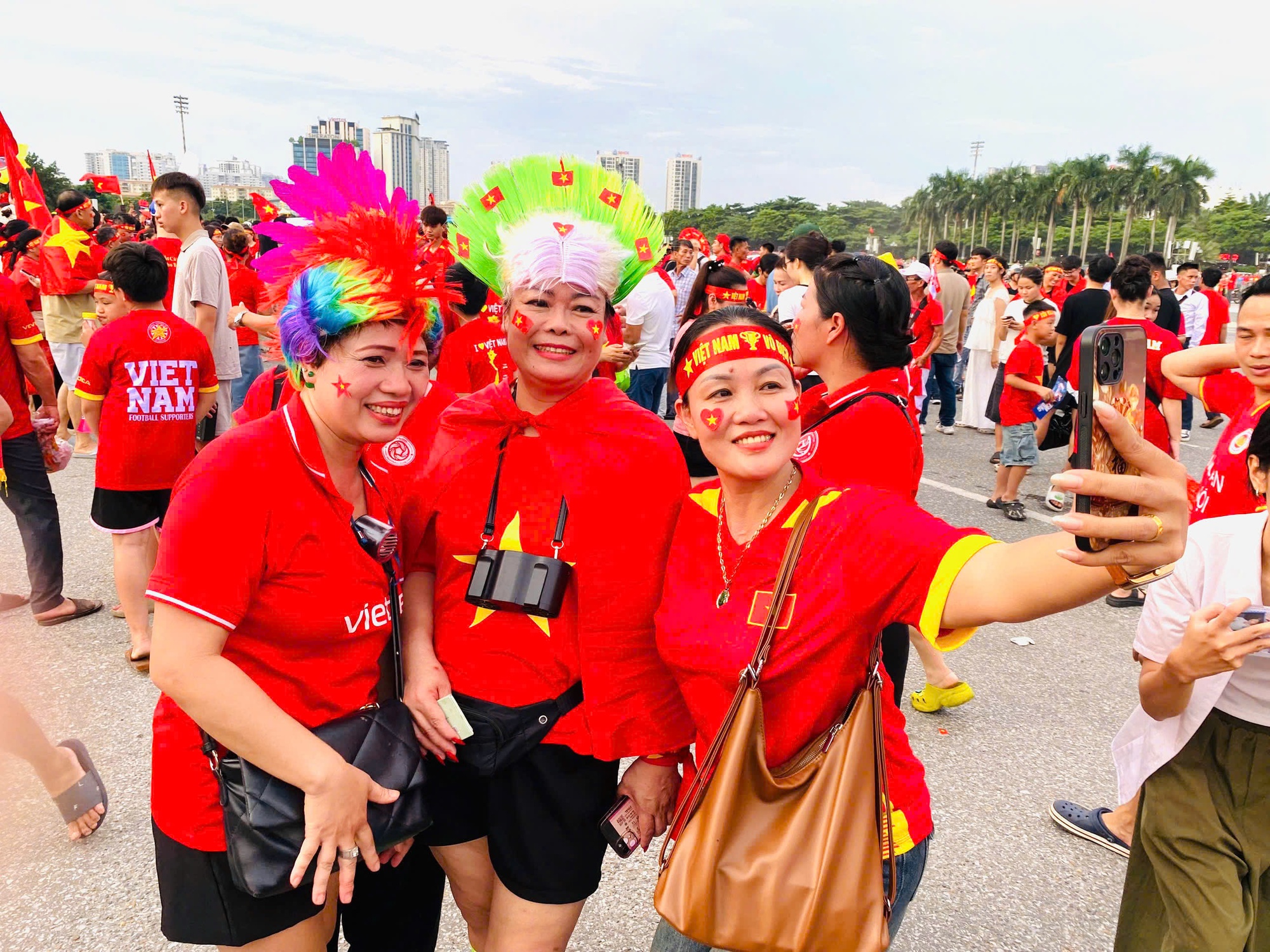 Mỹ Đình 'rực đỏ' trước giờ bóng lăn chung kết Asean Cup 2026- Ảnh 4.