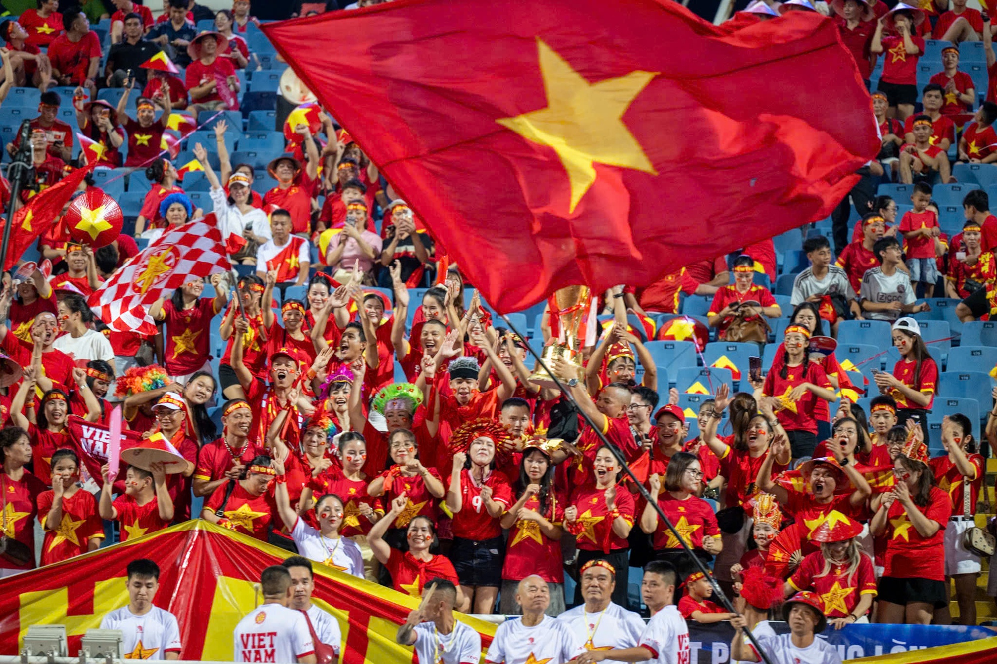 Mỹ Đình 'rực đỏ' trước giờ bóng lăn chung kết Asean Cup 2026- Ảnh 9.
