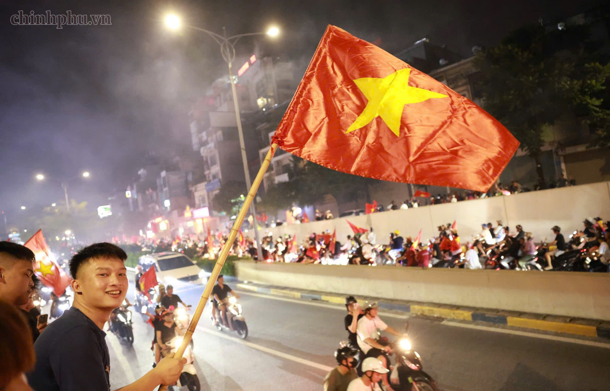 Cổ động viên hân hoan xuống đường mừng chiến thắng của Đội tuyển Việt Nam- Ảnh 3.
