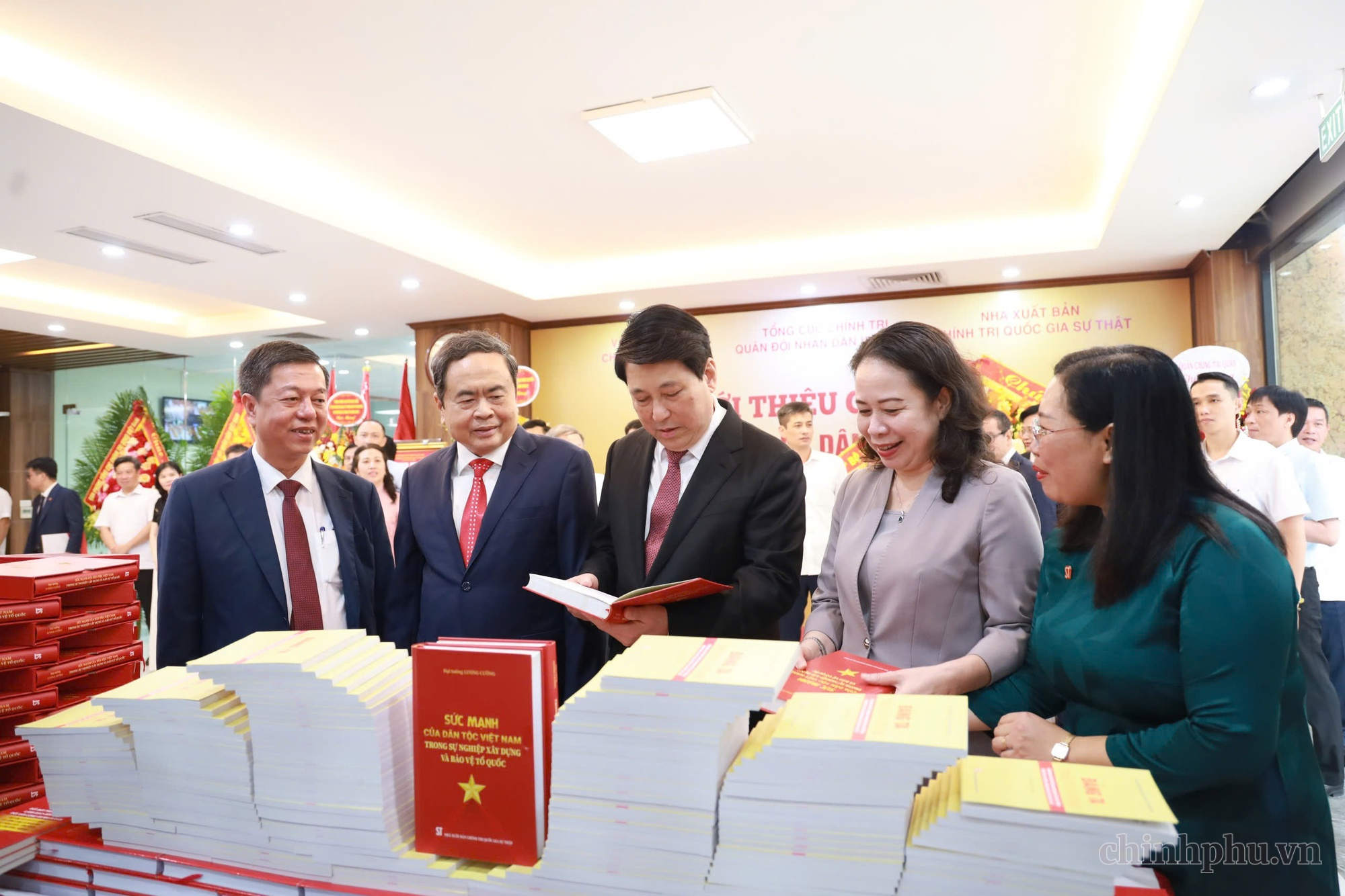 Ra mắt cuốn sách 'Sức mạnh của dân tộc Việt Nam trong sự nghiệp xây dựng và bảo vệ Tổ quốc' của Đại tướng Lương Cường- Ảnh 1.