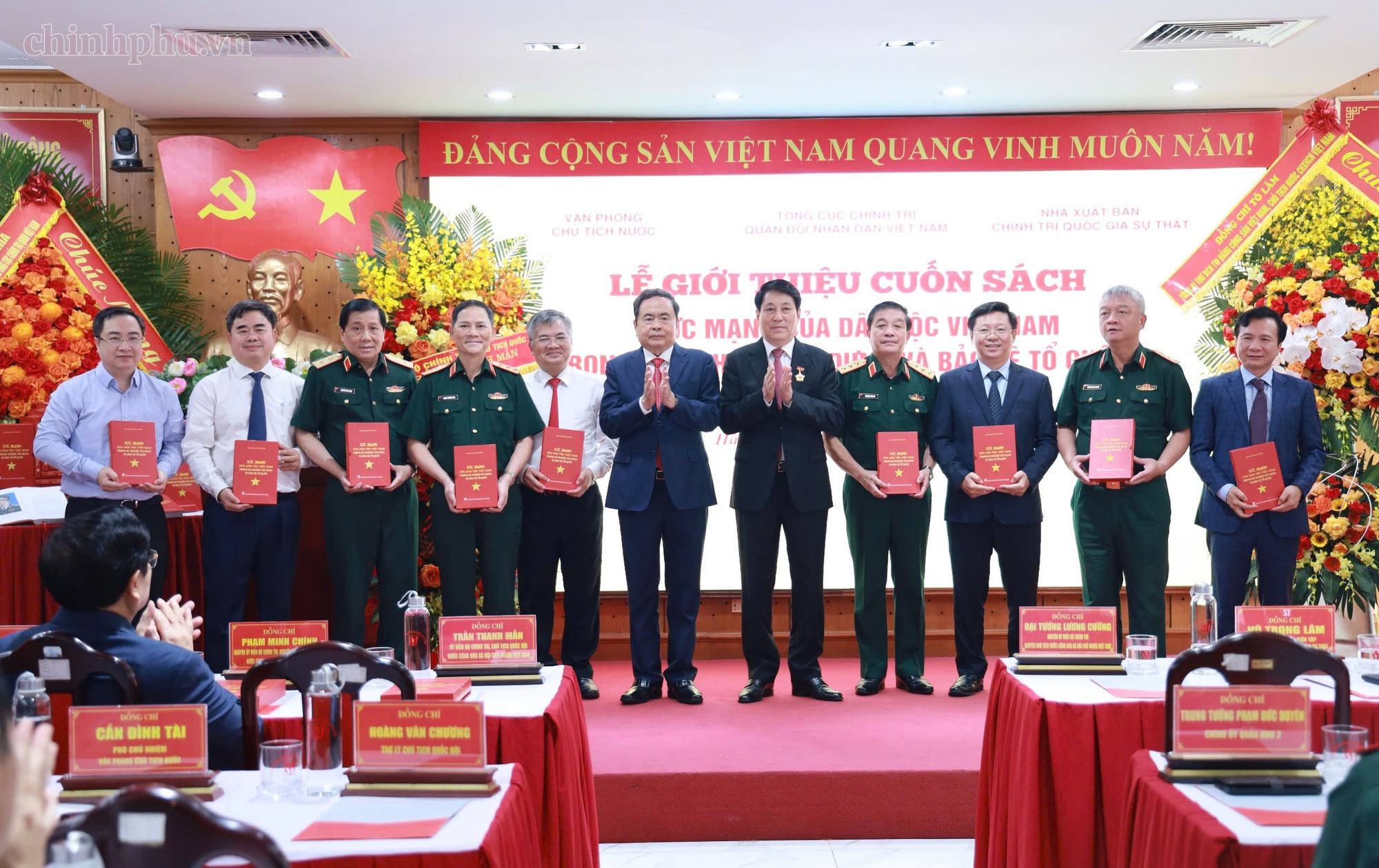 Ra mắt cuốn sách 'Sức mạnh của dân tộc Việt Nam trong sự nghiệp xây dựng và bảo vệ Tổ quốc' của Đại tướng Lương Cường- Ảnh 3.