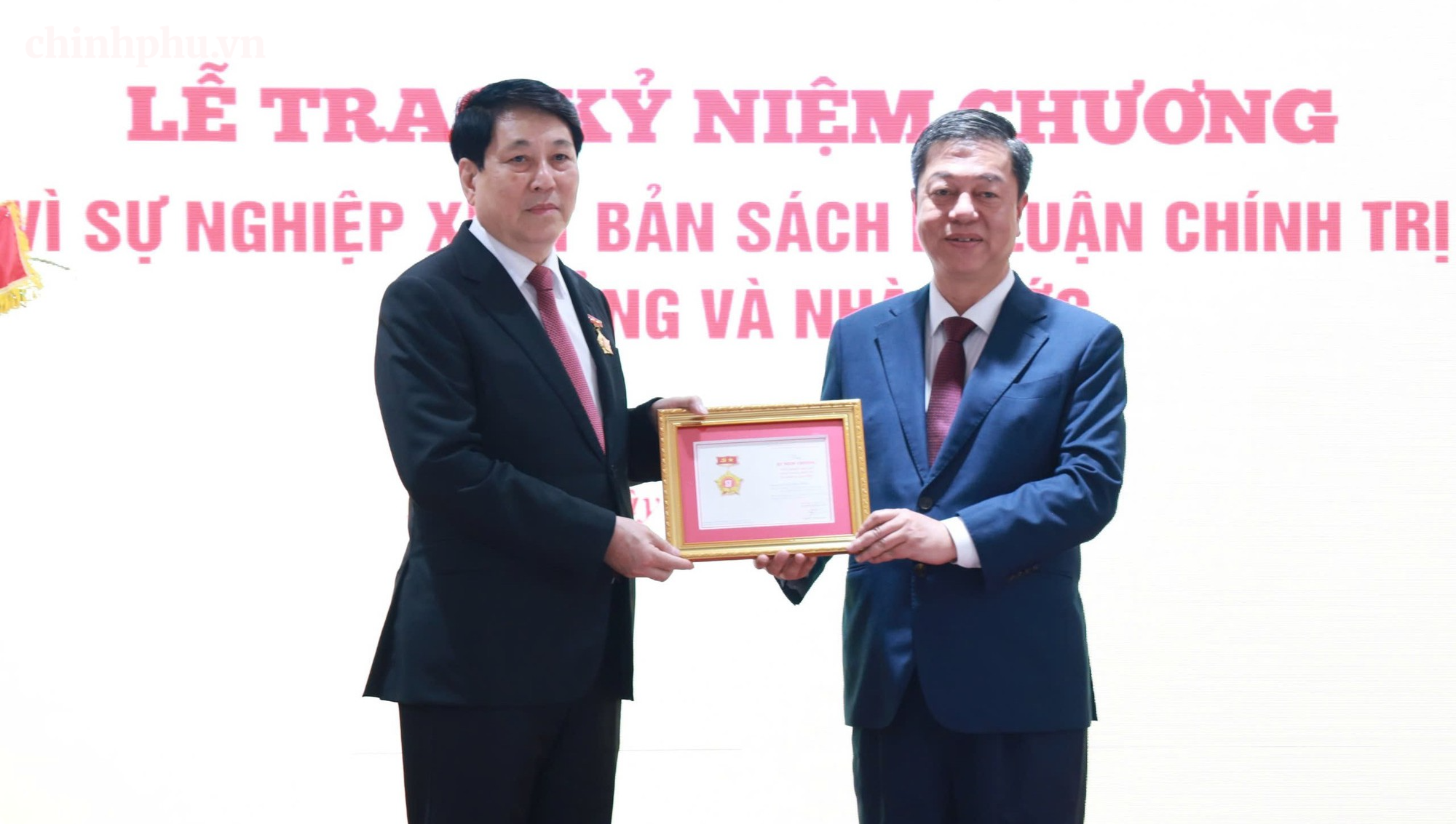 Ra mắt cuốn sách 'Sức mạnh của dân tộc Việt Nam trong sự nghiệp xây dựng và bảo vệ Tổ quốc' của Đại tướng Lương Cường- Ảnh 4.