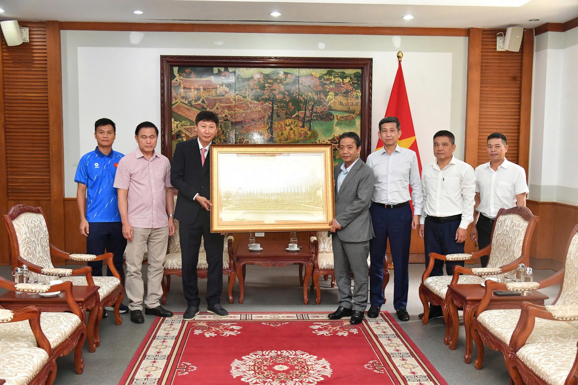 Thủ tướng Chính phủ tặng quà, động viên Đội tuyển bóng đá nam quốc gia- Ảnh 1.