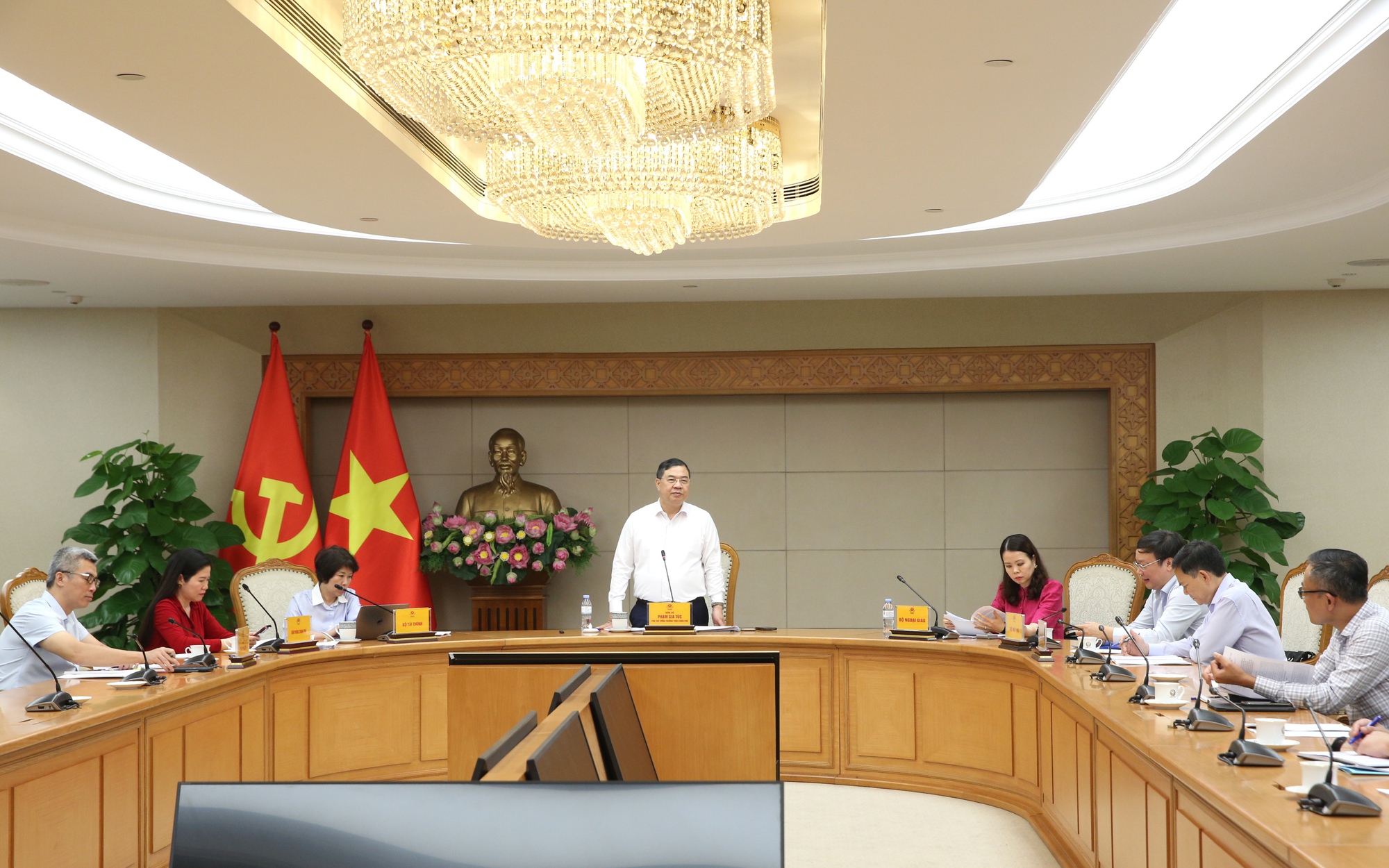 Phó Thủ tướng Thường trực Phạm Gia Túc chủ trì cuộc họp về sửa nghị định liên quan đến cơ quan Việt Nam ở nước ngoài