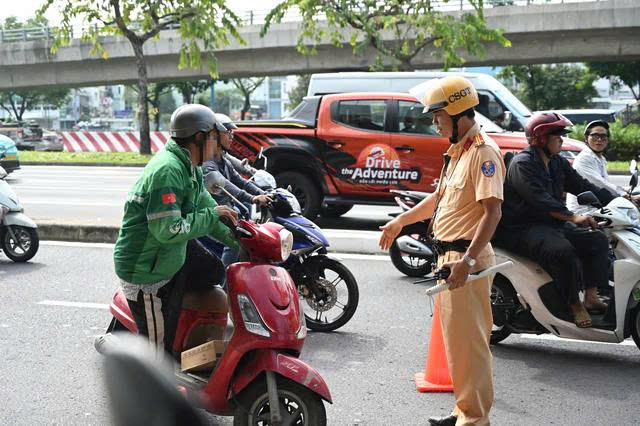 Ngày đầu nghỉ lễ 2/9: 9 trường hợp bị xử phạt do không tuân thủ quy định về khoảng cách- Ảnh 1.