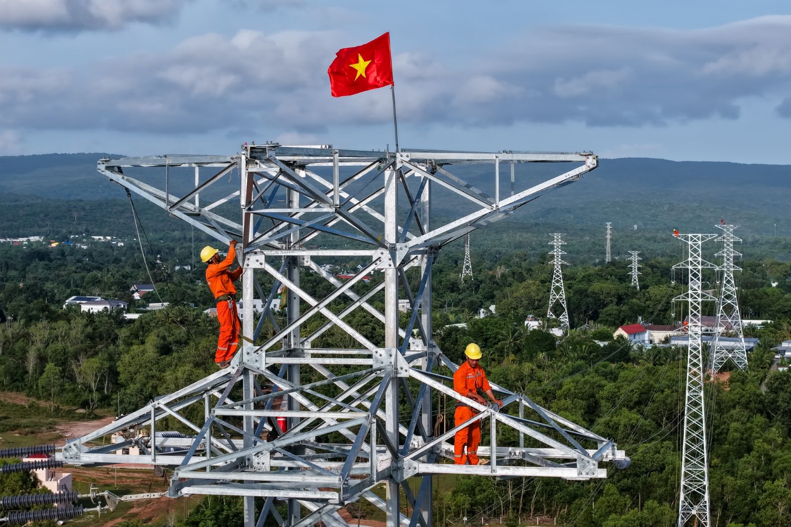 Điện lực miền Nam: Vượt khó để 