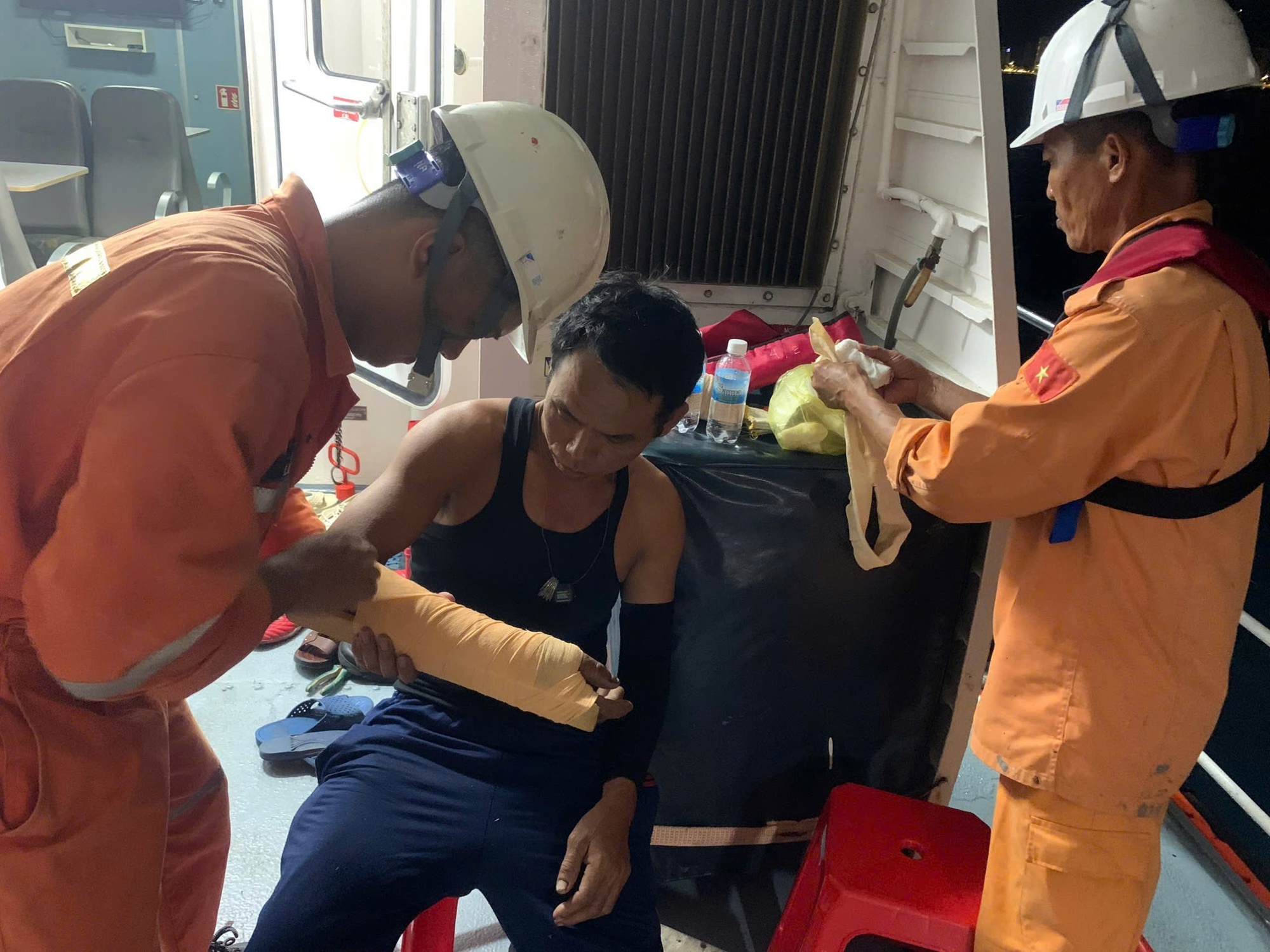 Cứu nạn thành công 30 ngư dân của tàu cá bị cháy trên vùng biển Khánh Hòa- Ảnh 1.