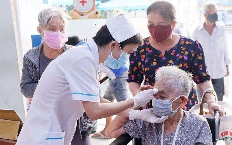 Bác sĩ khám, điều trị bệnh theo phạm vi hành nghề được cấp phép