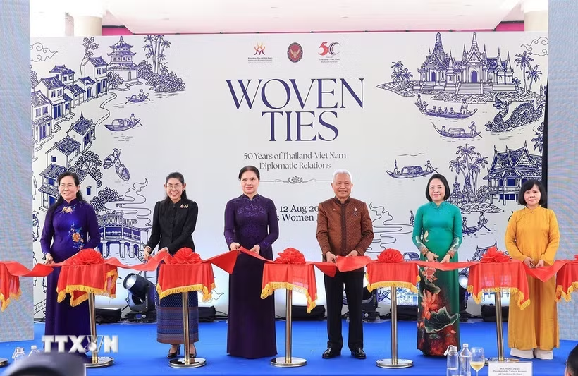 Chủ tịch Quốc hội Thái Lan dự khai mạc Triển lãm 50 năm quan hệ ngoại giao Việt Nam-Thái Lan- Ảnh 1.