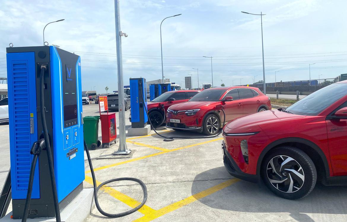 Nhiều trạm dừng nghỉ cao tốc chưa lắp hệ thống sạc điện- Ảnh 1.