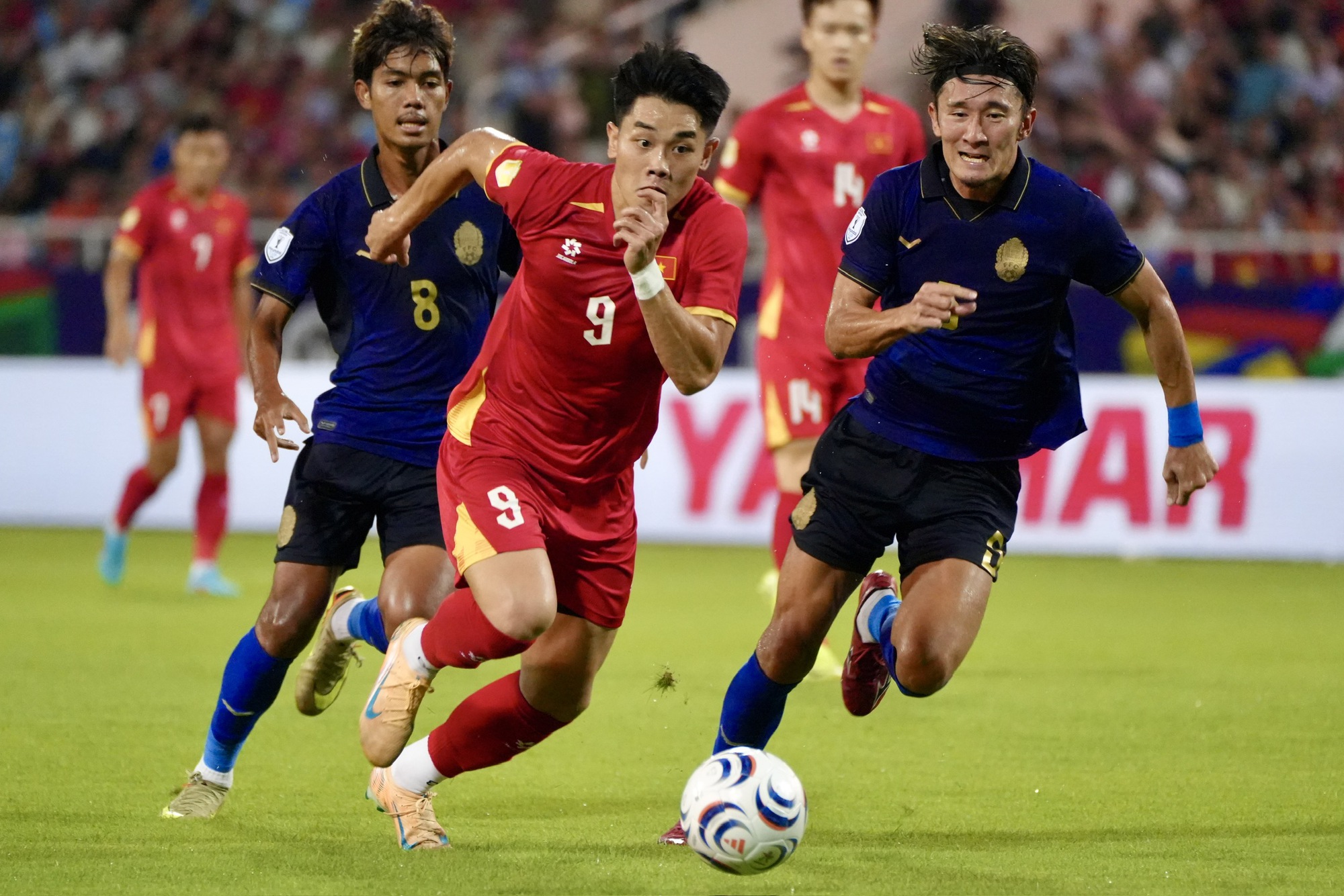 Việt Nam 3-1 Campuchia: Đình Bắc lập cú đúp bàn thắng, Đội tuyển Việt Nam giành vé vào bán kết - Ảnh 1.