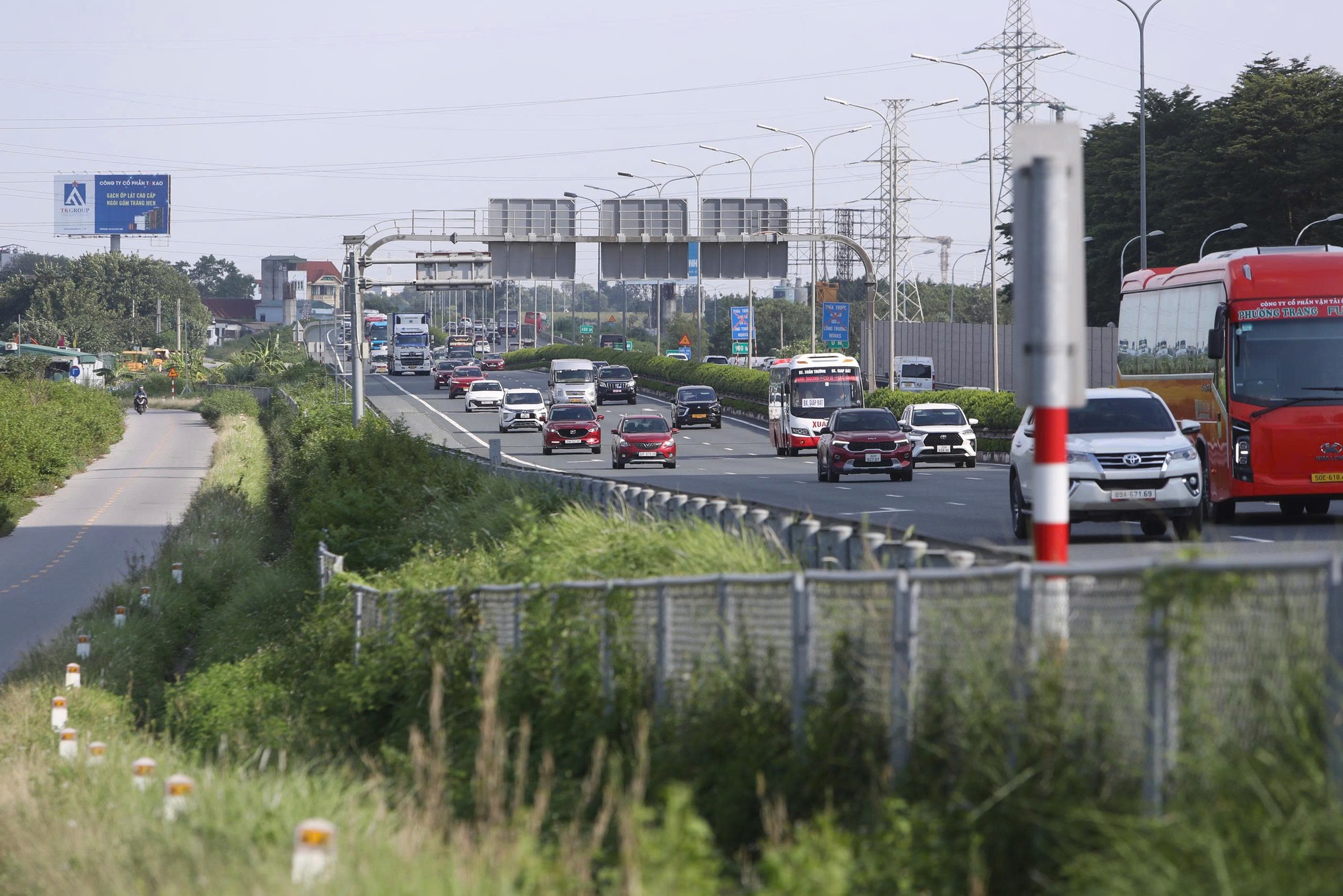 Xe về Hà Nội tăng cao: CSGT tổ chức đi ngược chiều gần 50 km cao tốc Cao Bồ - Pháp Vân- Ảnh 1.