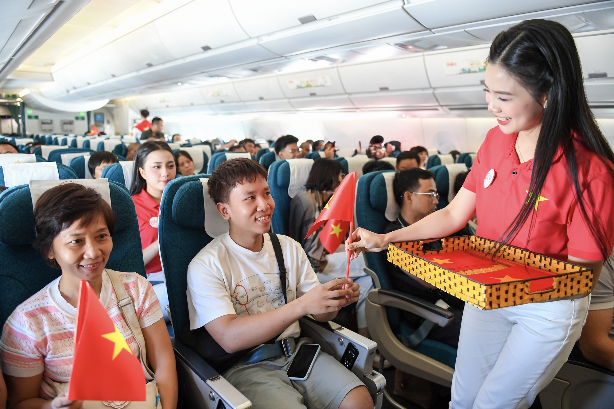 Giai điệu Quốc khánh vang lên ở độ cao 10.000 mét trên chuyến bay Vietnam Airlines- Ảnh 3.