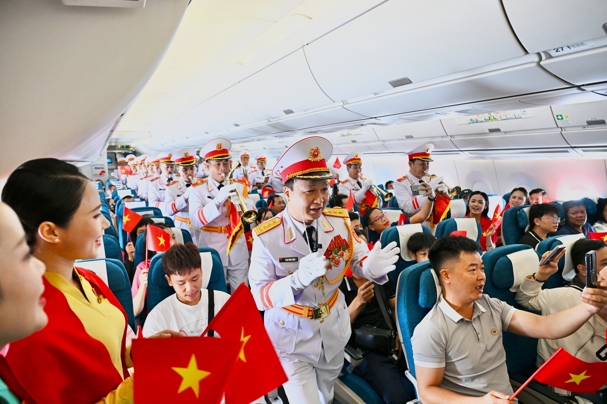 Giai điệu Quốc khánh vang lên ở độ cao 10.000 mét trên chuyến bay Vietnam Airlines- Ảnh 7.