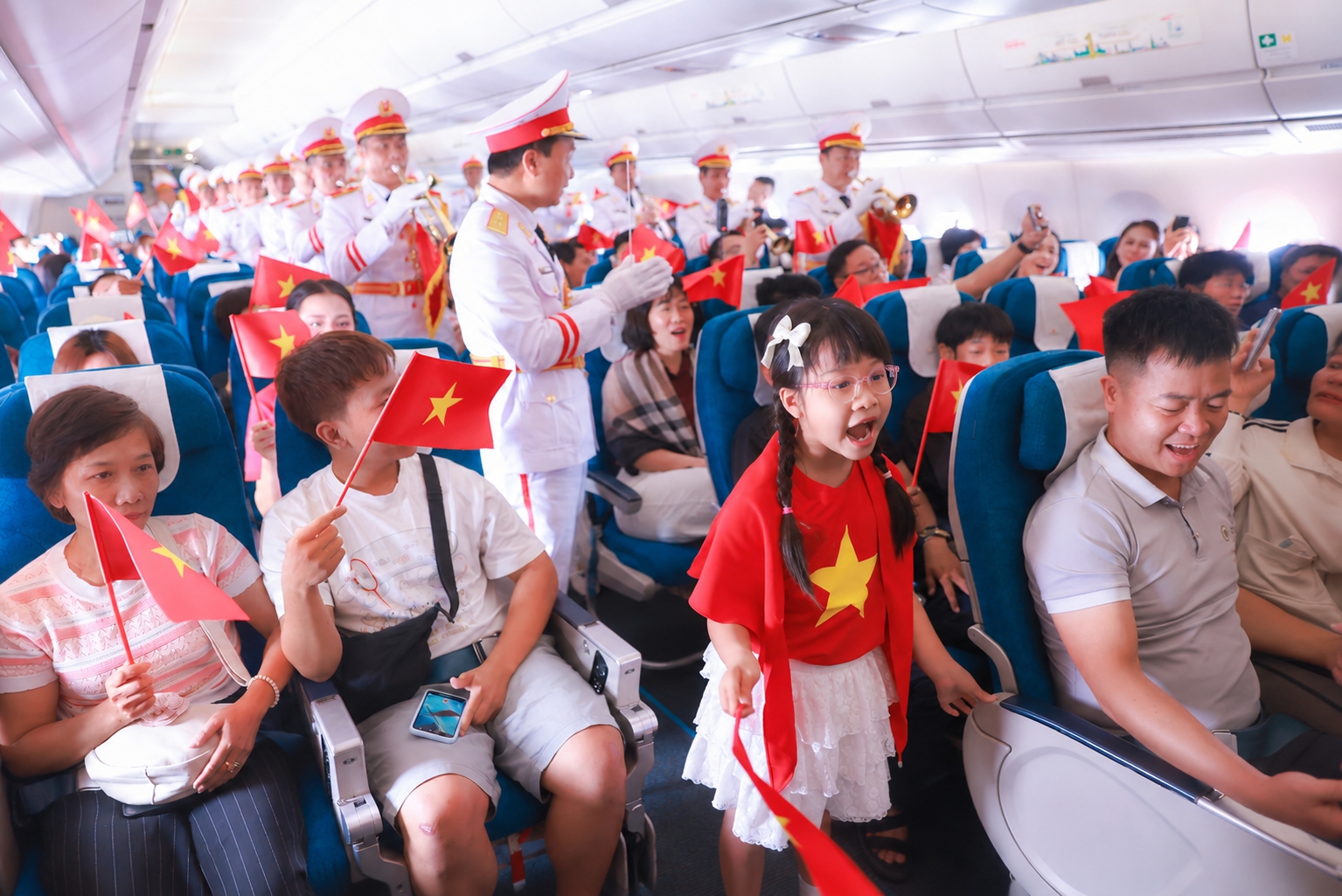 Giai điệu Quốc khánh vang lên ở độ cao 10.000 mét trên chuyến bay Vietnam Airlines- Ảnh 5.